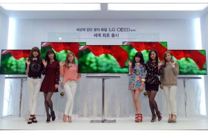 lg_oled_tv_and_girls_